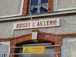 Nom de la gare sur le bâtiment-voyageurs.