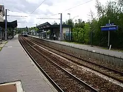Vue des quais avec un train venant de Paris-Saint-Lazare.