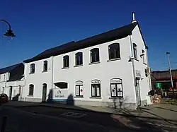 Bâtiment annexe et entrée des voyageurs.