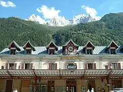 Façade de la gare de Chamonix-Mont-Blanc dominée par les aiguilles de Chamonix en 2002.
