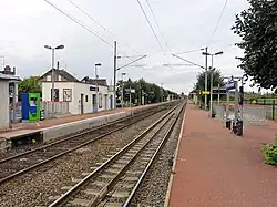Vue d'ensemble des quais en direction de Persan - Beaumont.