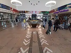 Le hall, avec l'accès au souterrain.