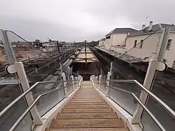 L'accès aux quais par la passerelle.