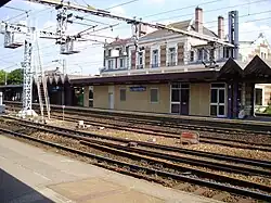 Bâtiment de la gare du côté sud des voies, vu depuis le quai des voies 2 et 4 pour Paris.
