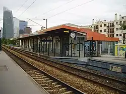 Bâtiment voyageurs vu depuis le quai pour La Défense.