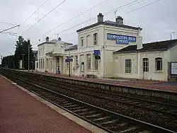 Le bâtiment voyageurs vu des quais.