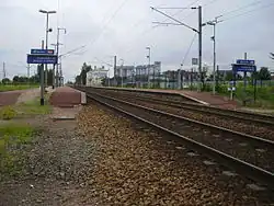 vue des voies, des quais et, à l'arrière-plan, du bâtiment voyageurs