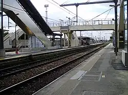 Quais de la gare depuis le quai pour Aulnay-sous-Bois en regardant vers Paris.