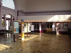 L'intérieur du bâtiment voyageurs.