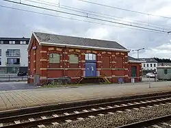 Petite halle à marchandises en briques, en gare de Jurbise.