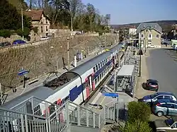 Rame Z 20500 prête à partir vers Paris, vue depuis la passerelle à l'ouest du bâtiment voyageurs.