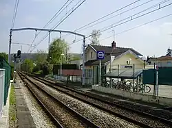 Bâtiment voyageurs, parking à vélos et voies en direction d'Aéroport CDG&nbsp;2 ou de Mitry - Claye.