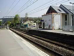 Ascenseur sur le quai vers Saint-Rémy-lès-Chevreuse et, en arrière-plan, le bâtiment voyageurs.