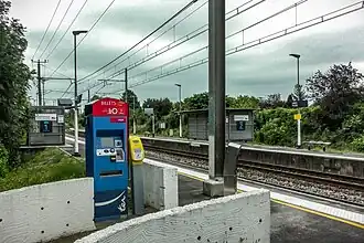 Le même accès, avec le distributeur de tickets, le composteur et le valideur de cartes Pastel.