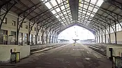 Photo de la grande halle, qui surplombe des quais vides.