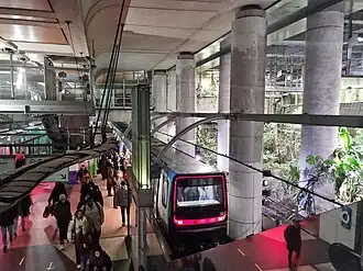 Rame de type MP 14 CA sur la voie vers Aéroport d'Orly de la ligne&nbsp;14, le long du jardin exotique.