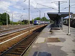 Vue depuis l'extrémité ouest du quai B avec, à gauche, la voie 2 pour Paris-Saint-Lazare et les voies de garage.