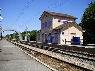 Voies, quais et passerelle.