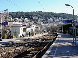 L'intérieur de la gare, avec les voies et les quais