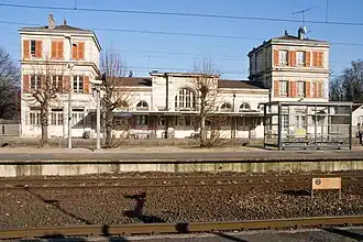 Le bâtiment voyageurs, vu des quais.