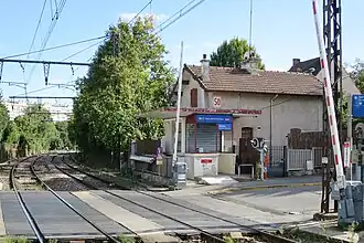 L'ancien bâtiment voyageurs et les voies vues en direction de Savigny-sur-Orge.