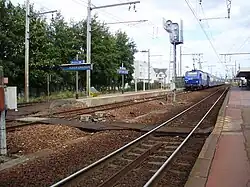 Quais et voies depuis le quai pour Dreux ou Mantes-la-Jolie en regardant vers Paris-Montparnasse.