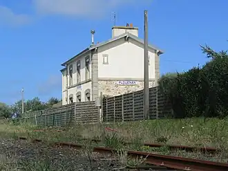 Le bâtiment voyageurs de la gare de Plouénan en 2017.