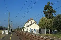 Vue des voies et du bâtiment voyageurs en direction de Saint-Nazaire.