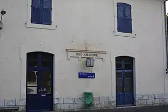 Détail de la façade, avec l'ancienne dénomination « Roc-Amadour ».