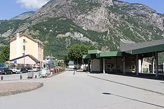 La gare routière, accolée au bâtiment voyageurs.