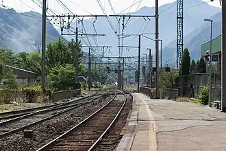 Vue de la gare, en direction de Modane, et le pont-rail au-dessus de l'Arvan.