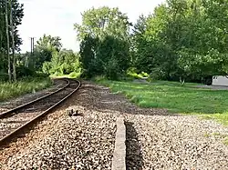 À droite de l'image, la trace de l'embranchement, à la sortie de la gare de Saint-Omer-en-Chaussée, vers la ligne Beauvais&nbsp;– Amiens.