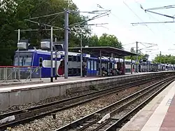 Quai central, pour Pontoise à l'arrière-plan (voie 1) et pour Paris au milieu (voie 2).