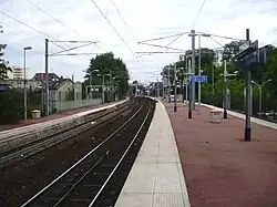 Vue d'ensemble des quais et des voies en regardant vers Paris depuis l'extrémité ouest du quai central.