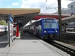 Rame Z 8800 en provenance de La Défense arrivant en gare de Saint-Quentin-en-Yvelines.