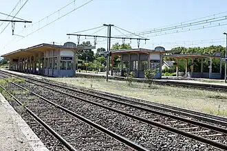 Vues des abris de quais et des voies (de gauche à droite : la voie de service et voies les D, C, B, A et E).