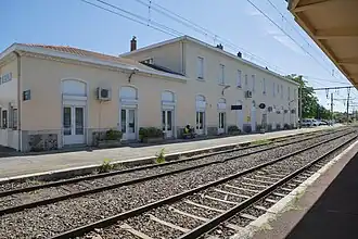 Vue du bâtiments voyageurs depuis l'intérieur de la gare (au premier plan : la voie D, au  second plan : la voie de service).