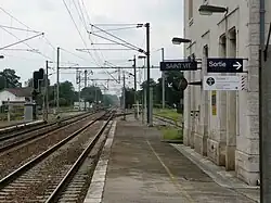 Vue en direction de Besançon (avec la voie d'évitement, pour le dépassement des trains lents).