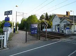 Vue d'ensemble prise du passage à niveau.
