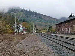 Aà droite, la halle à marchandises.