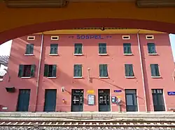 Détail façade et quai.