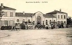 La place de la gare de Survilliers, avec des omnibus à cheval pour Mortefontaine (à g.) et La Chapelle-en-Serval.