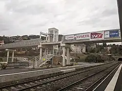 Passerelle reliant l'hôpital à la gare.