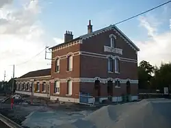 Templeuve : brique rouge et frise de briques blanches.