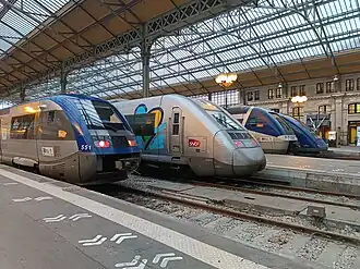 Vue de 4 rames TER de générations différentes fin 2023.