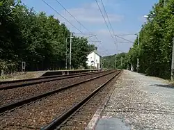 Vue d'ensemble des quais et des voies en regardant vers Gisors.