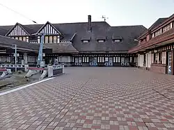 Le bâtiment voyageurs vu de l'intérieur de la gare.