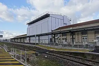 Le bâtiment voyageurs, en décembre 2024. La partie endommagée est protégée par une bâche.