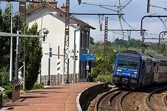 Vue d'une rame automotrice de la banlieue parisienne à son départ d'une gare.