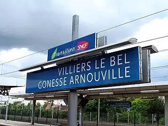 Panneau de quai avec le nom de la gare.